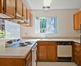 Menlo Manor Apartments in Beaverton, OR - Foto de edificio - Building Photo