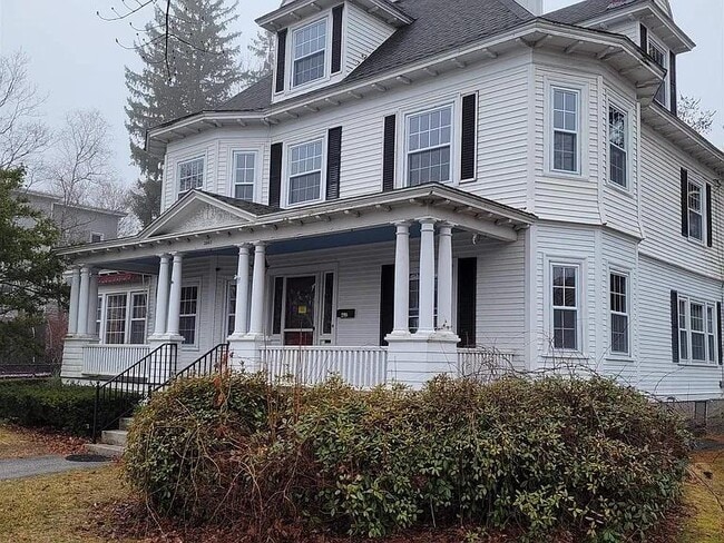 2060 Elm St in Manchester, NH - Building Photo - Building Photo