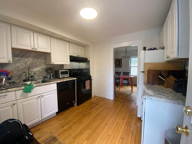 16 Stonecleve Rd in Wellesley, MA - Building Photo - Building Photo