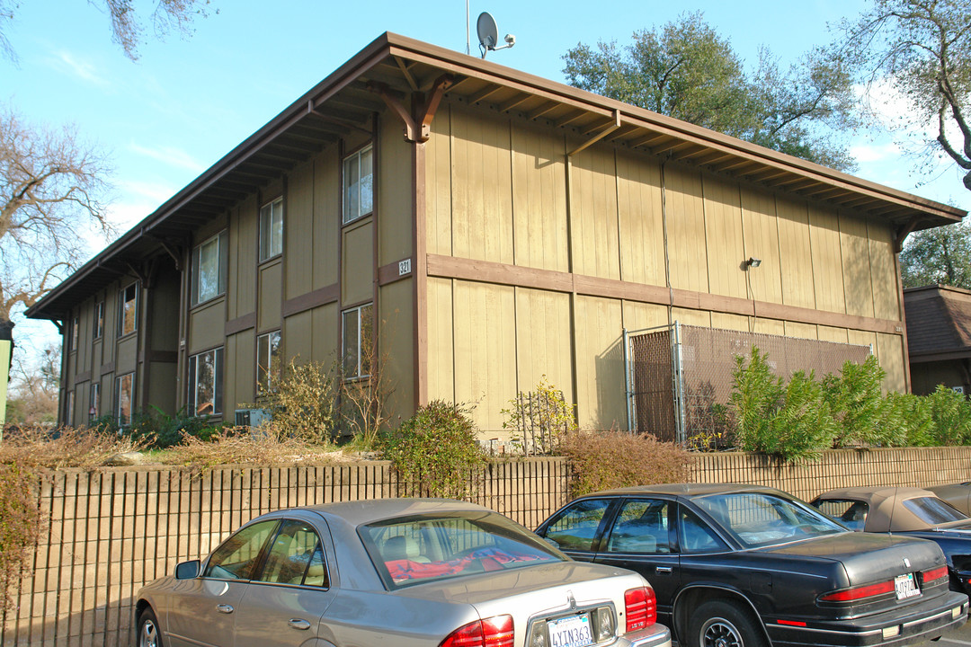 321 South St in Redding, CA - Building Photo