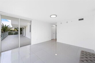 9901 E Bay Harbor Dr in Bay Harbor Islands, FL - Building Photo - Building Photo
