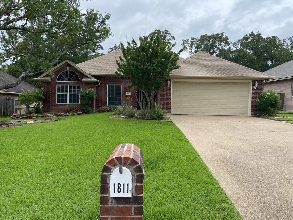 1811 Gray Stone Dr in Bryan, TX - Building Photo