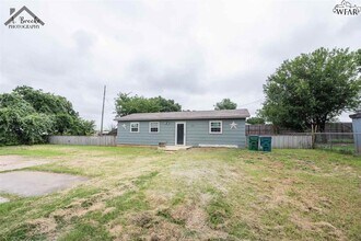 410 W Pecan Ave in Iowa Park, TX - Building Photo - Building Photo