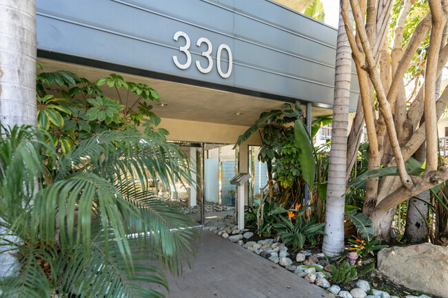 330 S BARRINGTON Ave in Los Angeles, CA - Building Photo - Building Photo