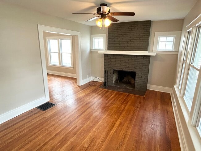 212 Woodbine Ave, Unit 212