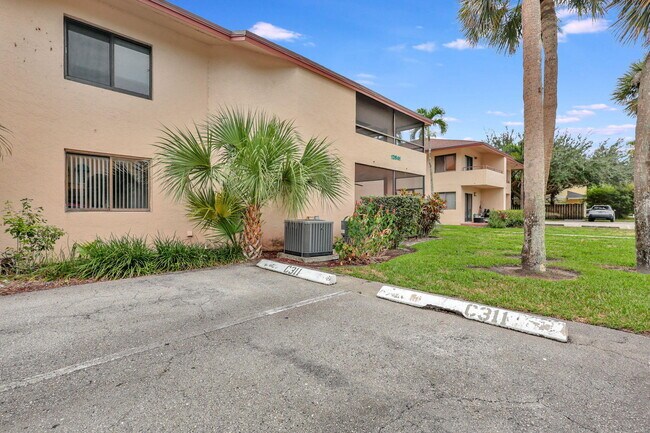 12641 Westhampton Cir in Wellington, FL - Building Photo - Building Photo