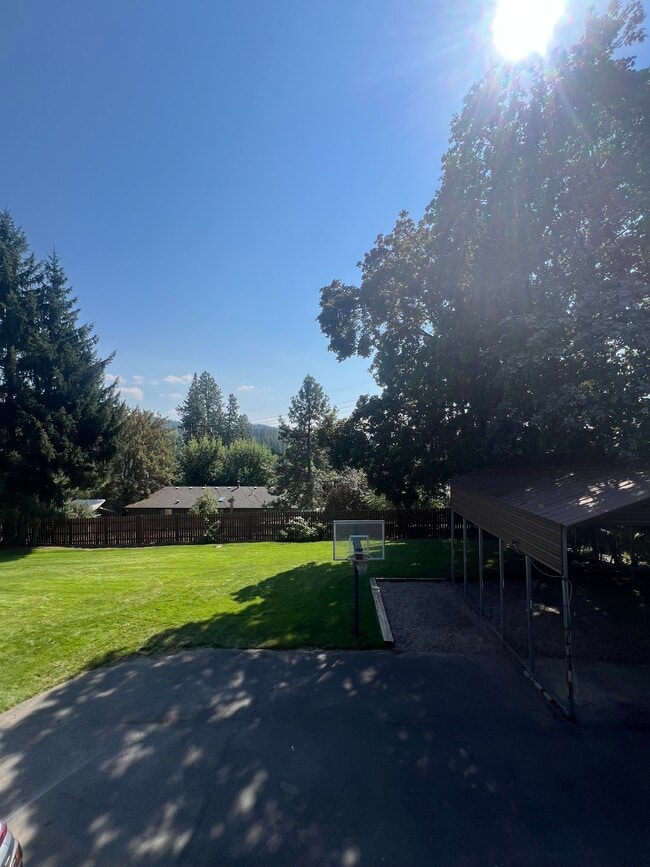 2600 E Harrison Ave, Unit B in Coeur d'Alene, ID - Foto de edificio - Building Photo
