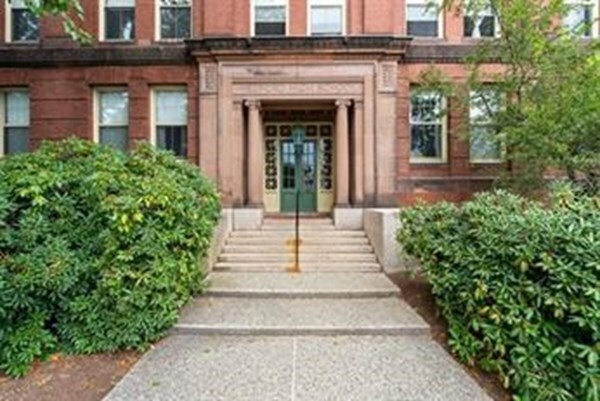 64 Forest St, Unit 126 in Medford, MA - Foto de edificio