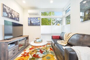 9413A Roosevelt Way NE in Seattle, WA - Building Photo