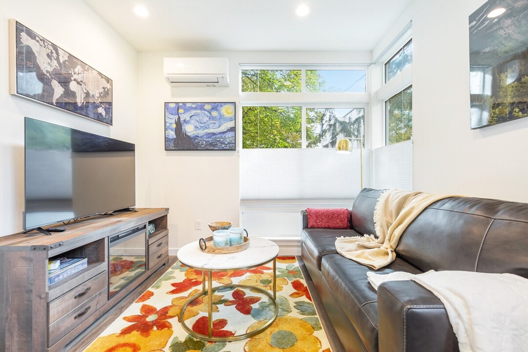 9413A Roosevelt Way NE in Seattle, WA - Building Photo