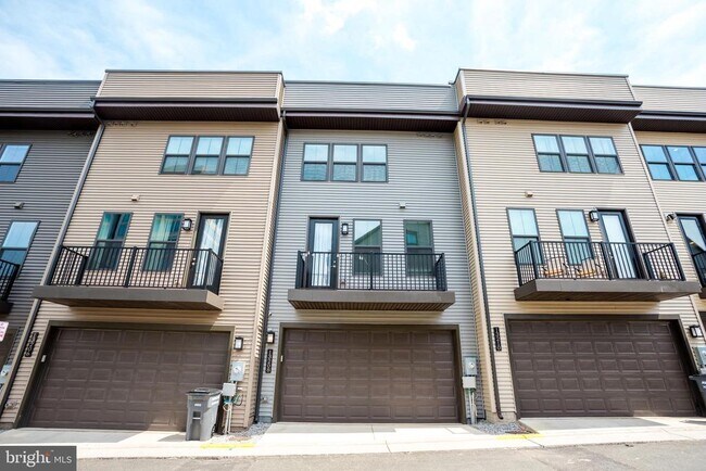 13208 Woodland Park Rd in Herndon, VA - Building Photo - Building Photo