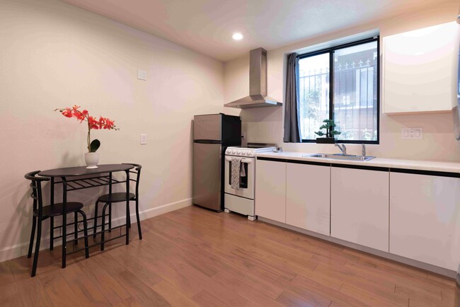 621 Aileen St, Unit 1