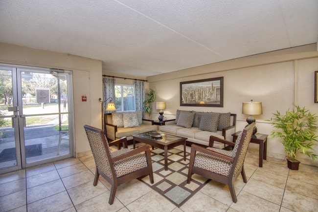 Paradise Gardens 55+ Senior Apartments in Dallas, TX - Foto de edificio - Building Photo