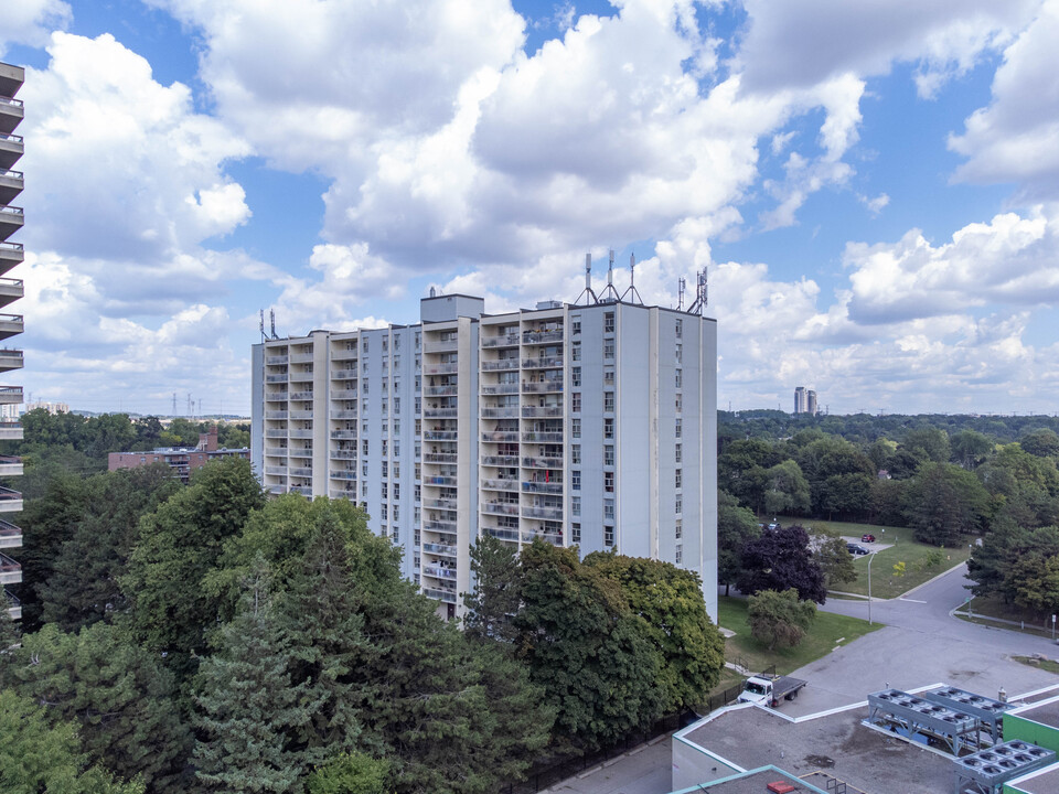 110 Inverlochy Blvd in Markham, ON - Building Photo