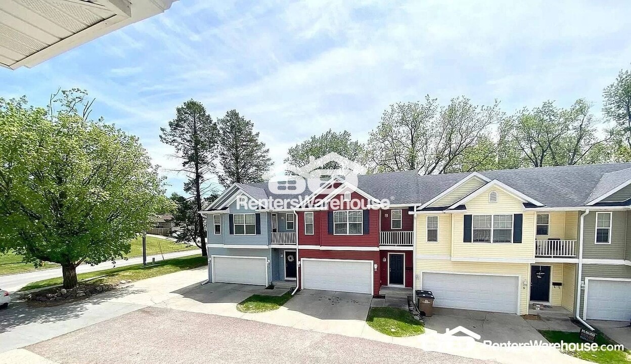 2004 63rd St in Windsor Heights, IA - Building Photo