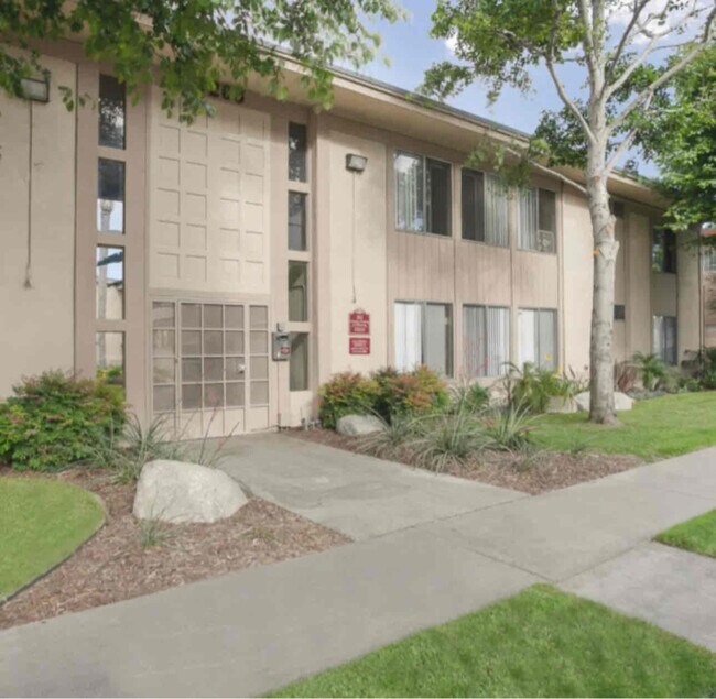 16208 Cornuta Ave-Unit -B in Bellflower, CA - Building Photo - Building Photo
