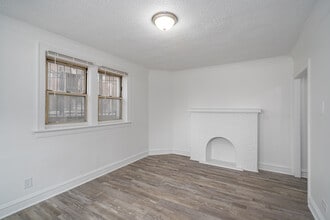 7609 S Coles Ave in Chicago, IL - Building Photo - Interior Photo