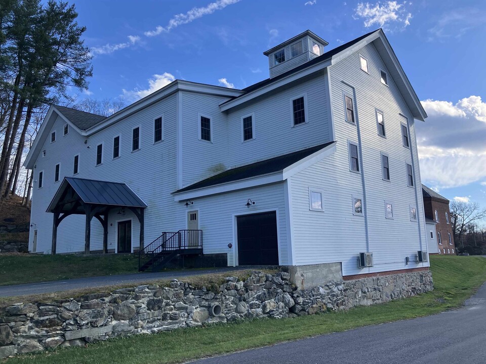 42 Potato Barn Ln in Walpole, NH - Building Photo