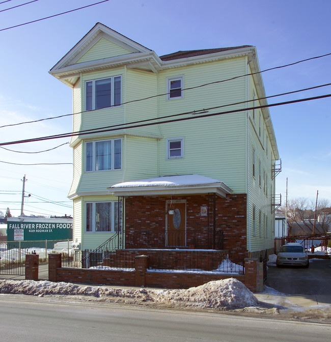 611 Rodman St in Fall River, MA - Foto de edificio - Building Photo