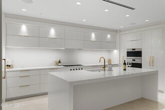 6587 N Palmeraie Blvd, Unit 2015 in Paradise Valley, AZ - Building Photo - Building Photo