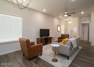 1074 Hoppas St in El Paso, TX - Building Photo - Building Photo