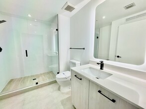 190 NW 27th St, Unit A4 in Miami, FL - Building Photo - Building Photo