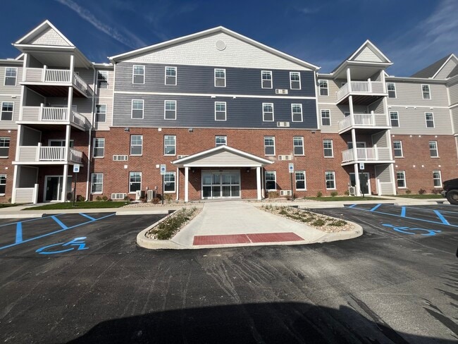Grove Crossing in Greenwood, IN - Foto de edificio - Building Photo