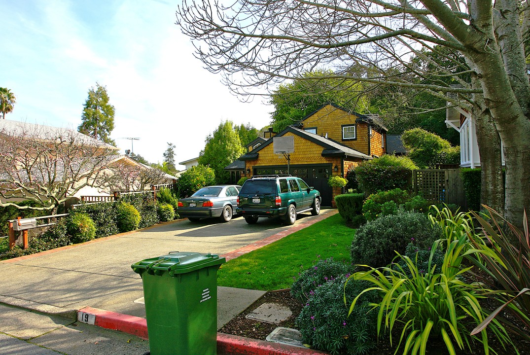 19-27 Rancho Ave in San Anselmo, CA - Building Photo