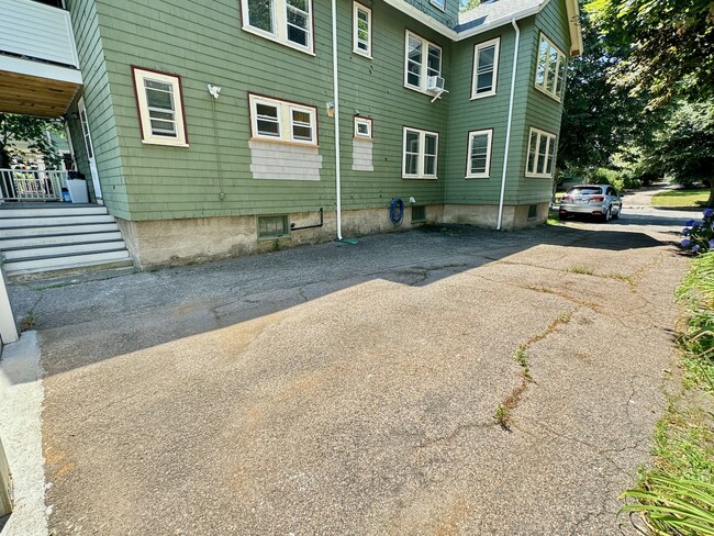 241 Tremont St, Unit 1 in Newton, MA - Foto de edificio - Building Photo