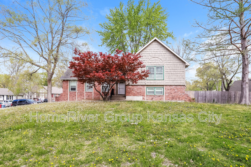 1707 NW Willowbrook Dr in Blue Springs, MO - Building Photo