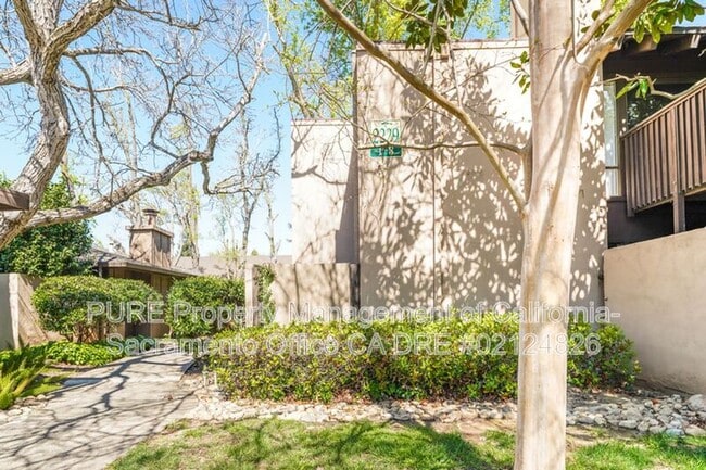 2229 Woodside Ln in Sacramento, CA - Building Photo - Building Photo