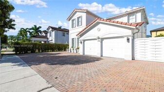 17994 NW 87th Pl in Hialeah, FL - Building Photo