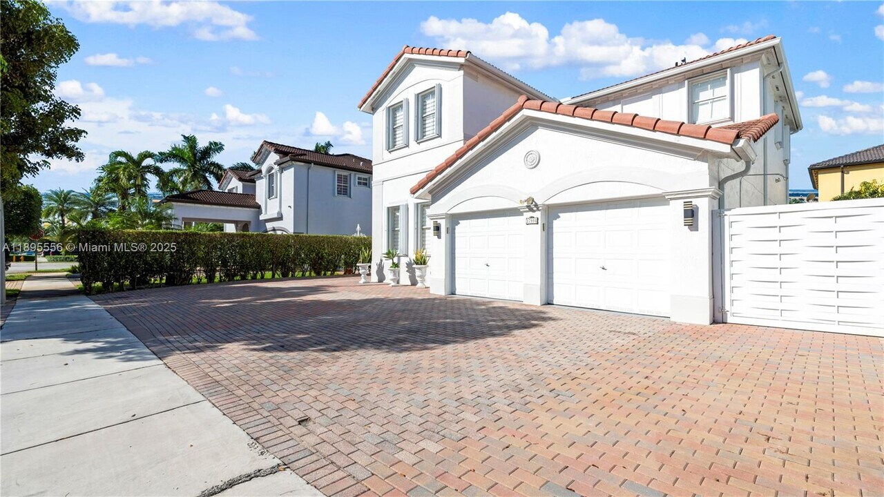 17994 NW 87th Pl in Hialeah, FL - Foto de edificio