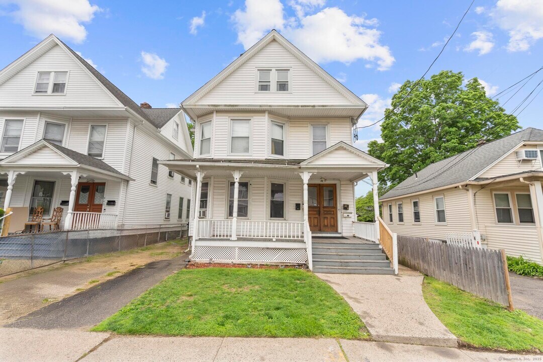 969 Wood Ave in Bridgeport, CT - Building Photo