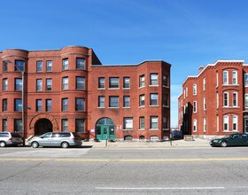 1382 Elm St in Manchester, NH - Foto de edificio - Building Photo