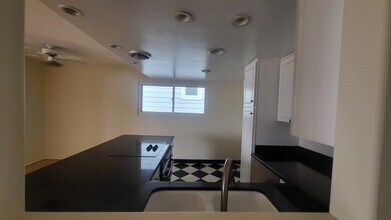 120 12th St, Unit Unit #3 in Manhattan Beach, CA - Building Photo - Building Photo