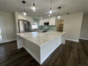 1611 Canal Ct in Tavares, FL - Building Photo - Building Photo