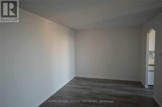 17 Knightsbridge Rd in Brampton, ON - Building Photo - Building Photo