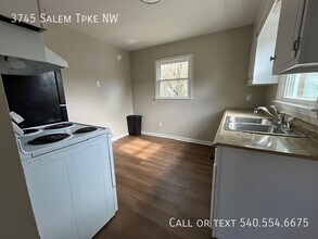 3745 Salem Turnpike NW in Roanoke, VA - Building Photo - Building Photo
