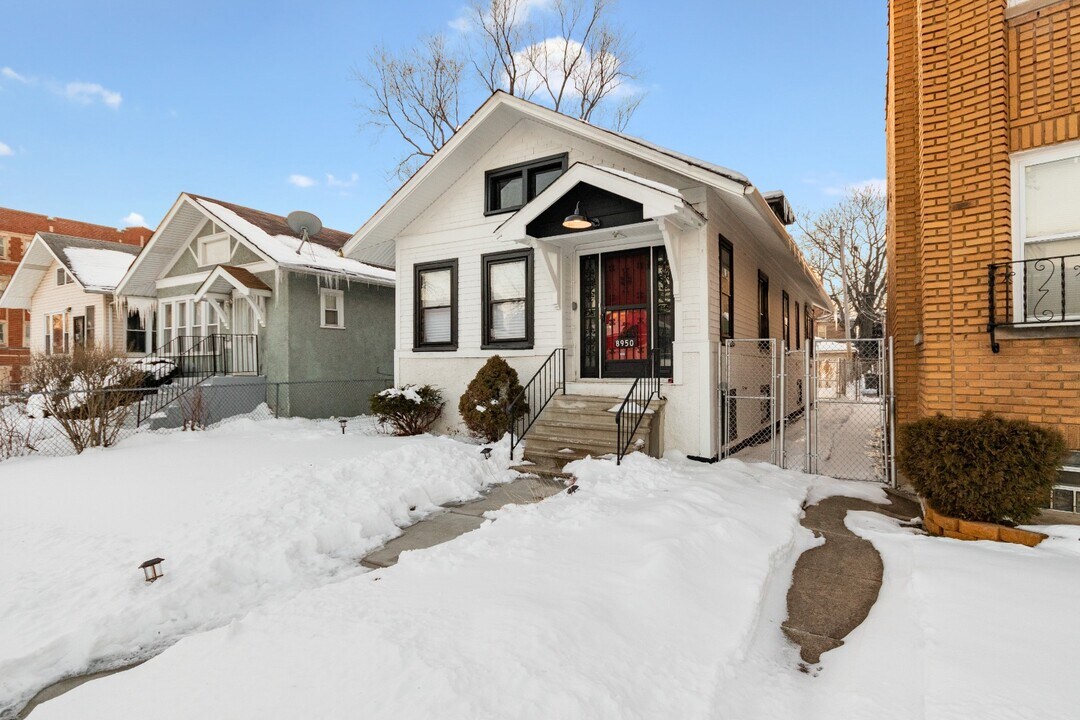 8950 S Bishop St in Chicago, IL - Building Photo