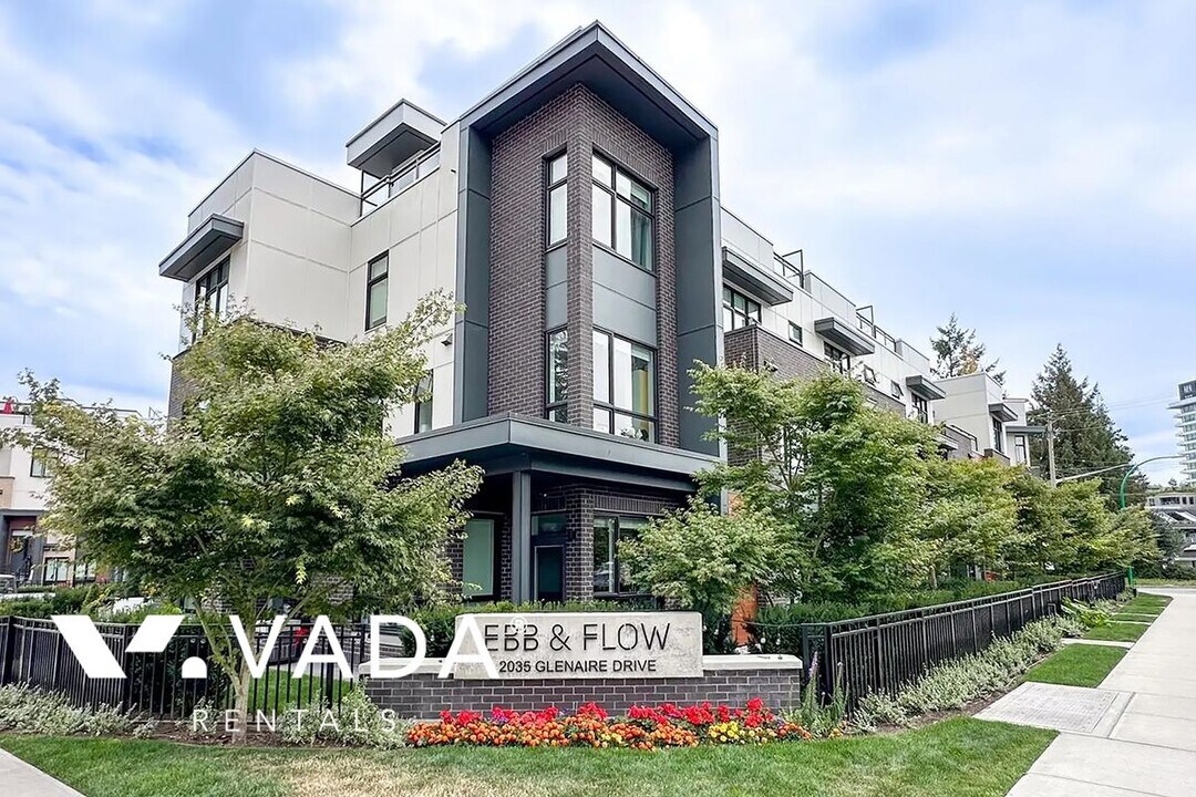 2035 Glenaire Dr in North Vancouver, BC - Building Photo