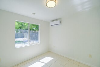 1556 NE 135th St, Unit 2 in North Miami, FL - Foto de edificio - Building Photo