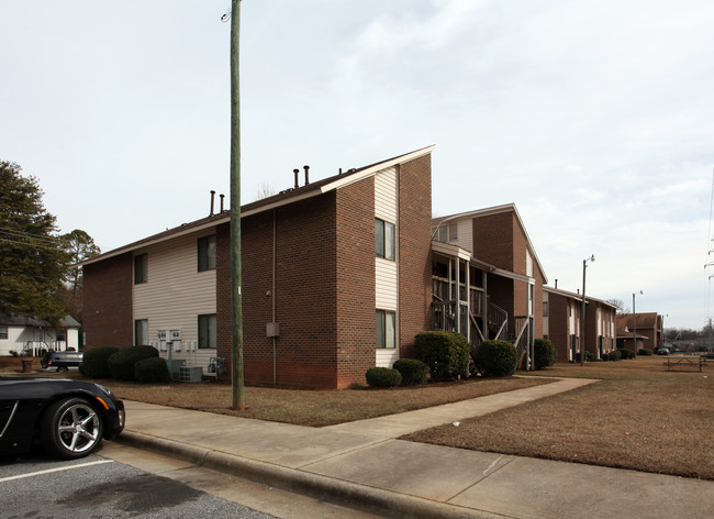 Dartmouth Courts Apartments in Greensboro, NC - Building Photo - Building Photo