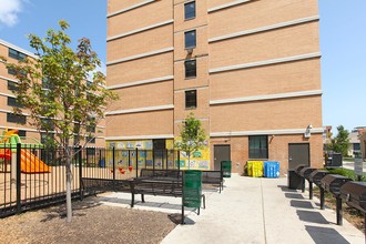 Oakley Square in Chicago, IL - Foto de edificio - Building Photo