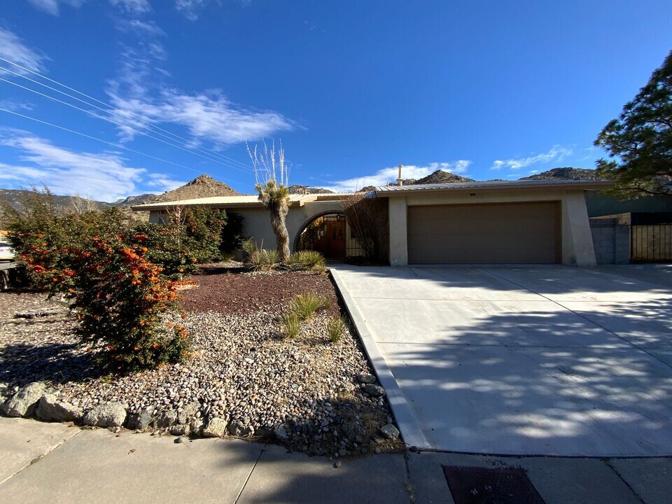 744 Supper Rock Dr NE in Albuquerque, NM - Building Photo