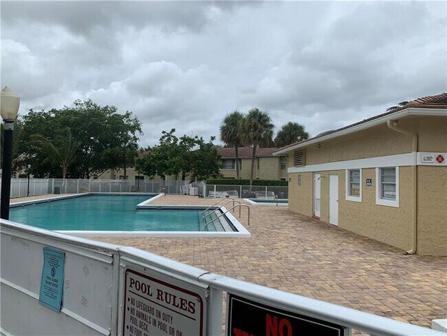 1006 Twin Lakes Dr in Coral Springs, FL - Building Photo - Building Photo