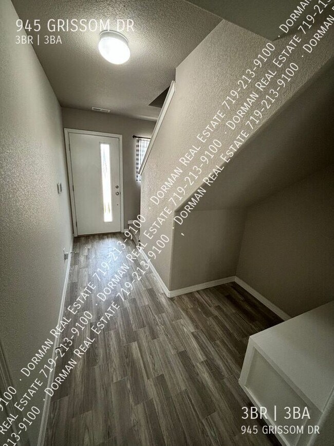 945 Grissom Dr. in Colorado Springs, CO - Foto de edificio - Building Photo