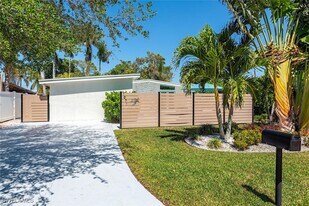 1971 Holiday Ln in Naples, FL - Building Photo