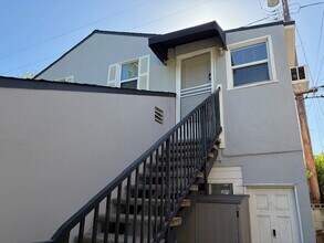 925 1/2 N Maple St, Unit 925 in Burbank, CA - Building Photo - Building Photo