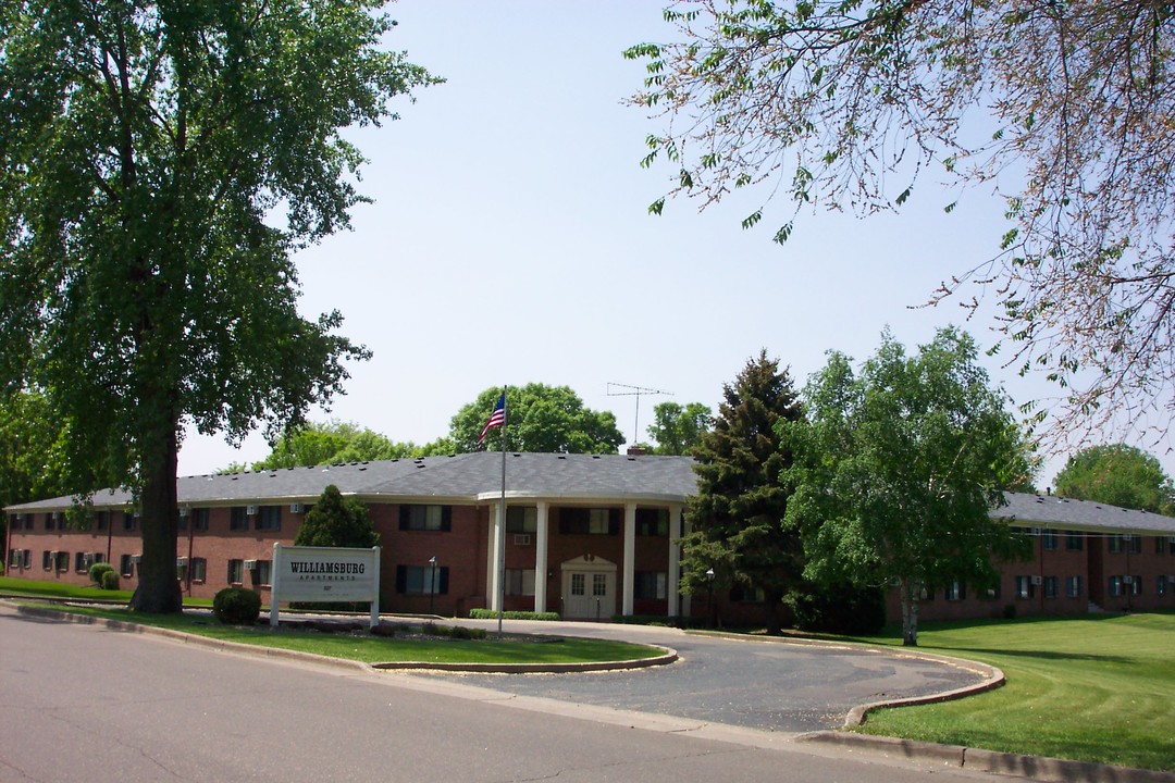 Williamsburg Apartments in Hudson, WI - Foto de edificio